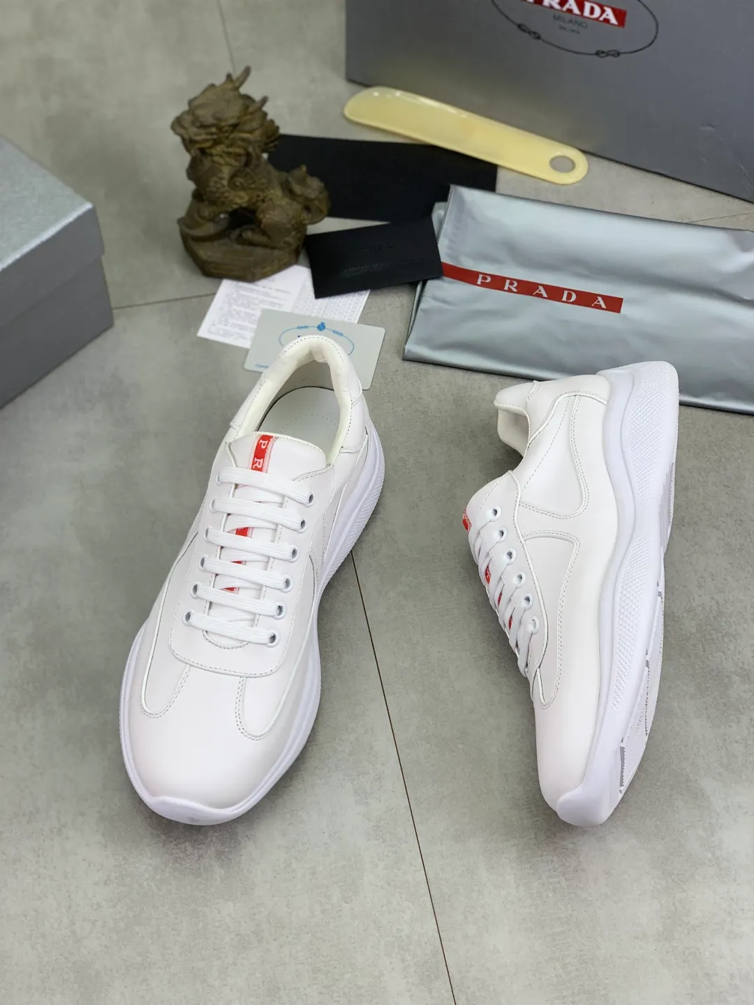 Men's Men's Shoes 💰P520 💰【New Style】 The latest model of high-quality PRADA classic men's shoes has been launched on the official website with a 1:1 replica, synchronized in Hong Kong counters, and on the same catwalk; all made of calfskin ➕Imported cowhide lining, 🍡🍡rubber The original outsole is 1:1 non-slip and wear-resistant; comfortable to wear, attractive in style, fine in workmanship, and equipped with a simple and neat shoe last, showing a man's boldness and toughness, 👍size 38 to 44 (45 can be customized) black White color🉑️choose
